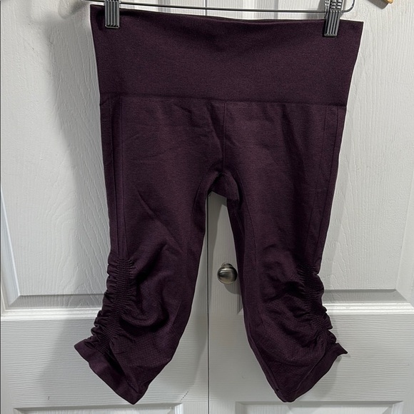 Lululemon in the flow cropped leggings - Picture 2 of 9